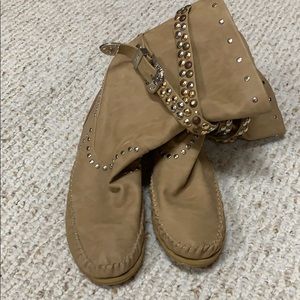 Tan studded ankle boot with flat rubber sole s37